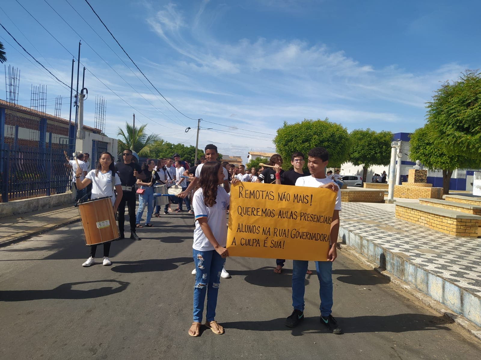VÍDEO: Alunos de escola estadual de Felipe Guerra realizam protesto por volta das aulas presenciais