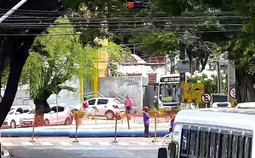 VÍDEO: Obra de drenagem do Largo do Atheneu altera trânsito em Petrópolis