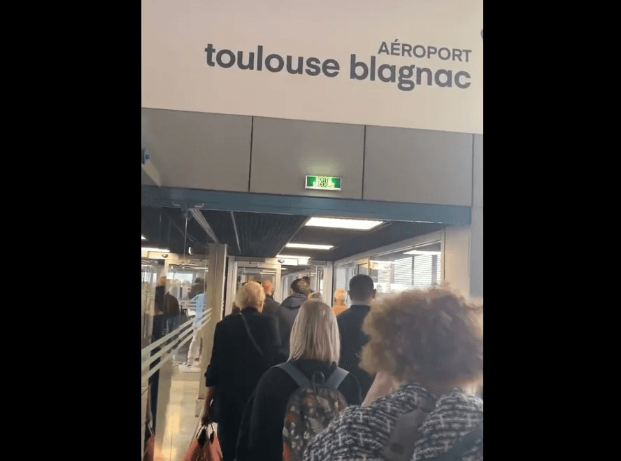 Seis aeroportos são evacuados após ameaças de bomba na França
