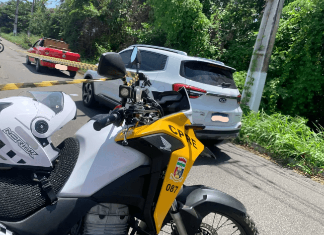 Assaltante em fuga guiando motocicleta morre após ser atingido por dois carros em Parnamirim