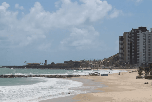 Trecho da praia de Areia Preta segue sendo único ponto impróprio para banho na Grande Natal