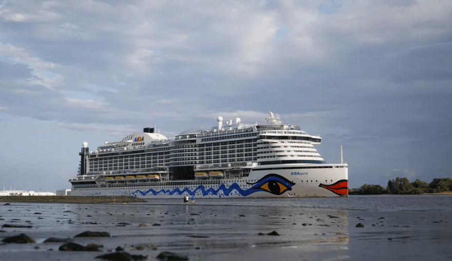 Cruzeiro com milhares de passageiros está dando voltas no canal da Mancha em busca de tripulante que caiu no mar