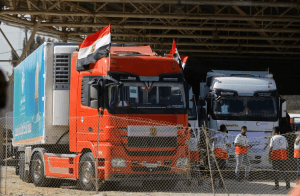 Caminhões com ajuda humanitária atravessam fronteira da Faixa de Gaza pela passagem de Rafah