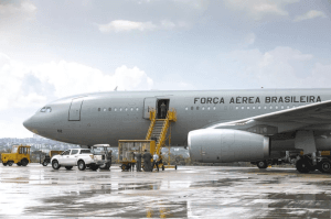 Quinto avião da FAB com 215 repatriados chega ao Brasil