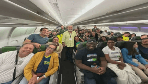Avião da Força Aérea Brasileira com 211 brasileiros repatriados de Israel pousa em Brasília