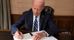 Biden sanciona projeto provisório de financiamento para evitar paralisação do governo dos EUA