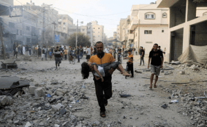 Guerra chega ao 15º dia com saldo de 5.785 mortos e temor de ataque por terra à Faixa de Gaza