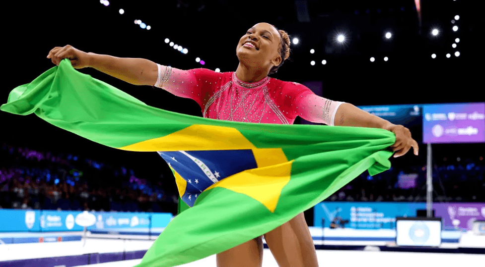 É OURO: Rebeca Andrade é campeã do salto no Mundial de Ginástica; brasileira superou a norte-americana Simone Biles