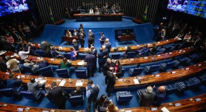 Senado aprova projeto que regulamenta Desenrola e limita juros rotativos do cartão de crédito; texto vai à sanção