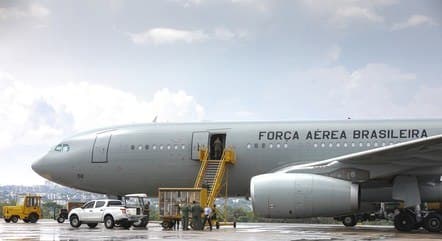 Oitavo voo para resgatar brasileiros em Israel decolou neste domingo (22) rumo ao Brasil