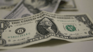 Dólar aproxima-se de R$ 5,17 e fecha no maior valor desde março