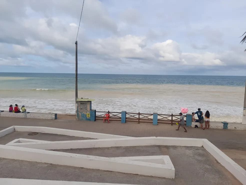 ‘Mancha' turva no mar de Ponta de Negra chama atenção de banhistas
