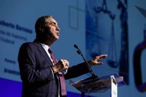 Barroso enfrenta desgaste com feministas e movimento contra supersalários
