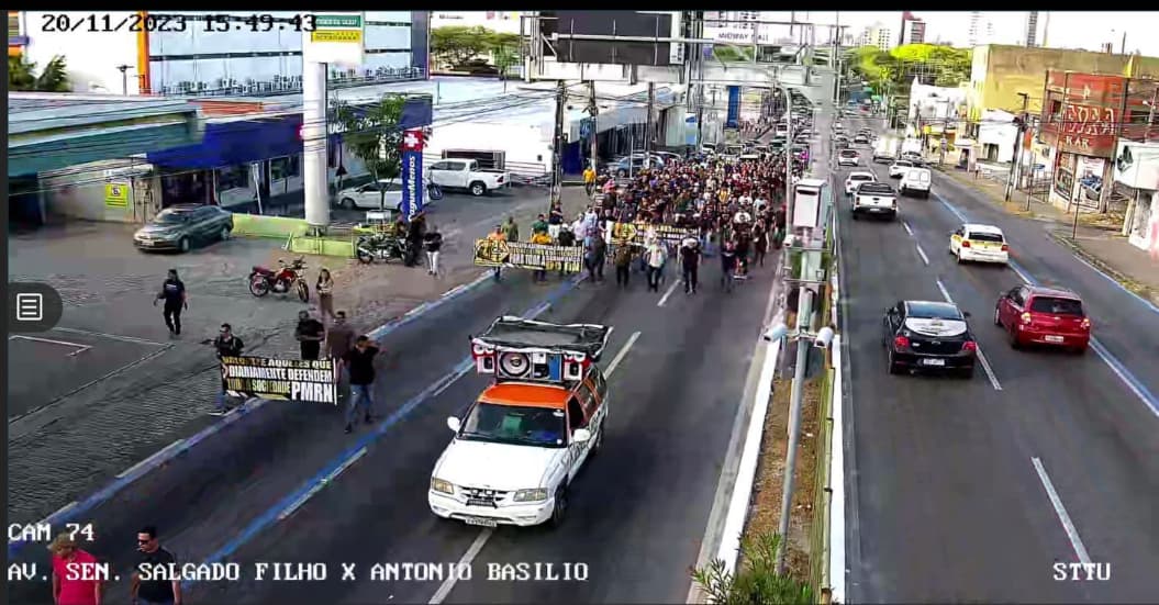 Protesto da PMRN paralisa Av. Salgado Filho