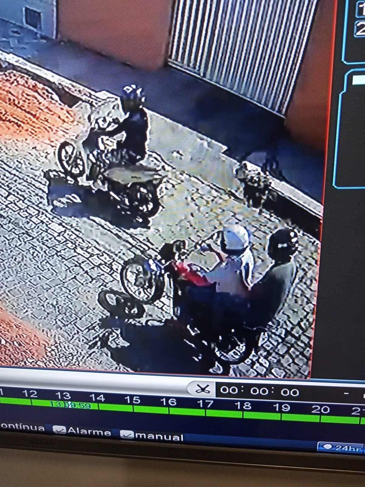VÍDEO: Mulher tem moto tomada de assalto por dupla em plena luz do dia em Nova Parnamirim