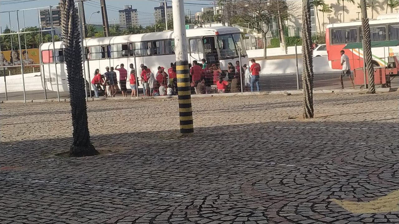 VÍDEO E FOTOS: Imagens mostram “manifestantes” chegando para fazer vandalismo em ônibus alugados
