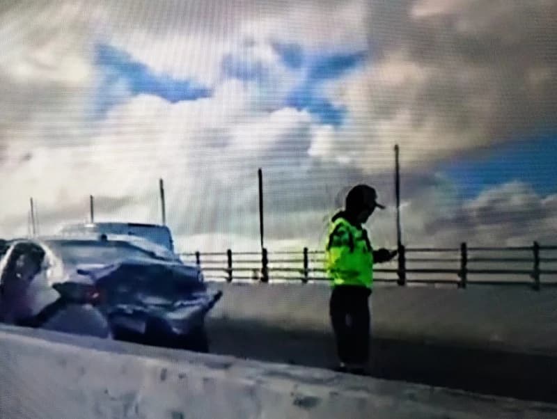 Colisão entre veículos deixa trânsito lento na ponte Newton Navarro