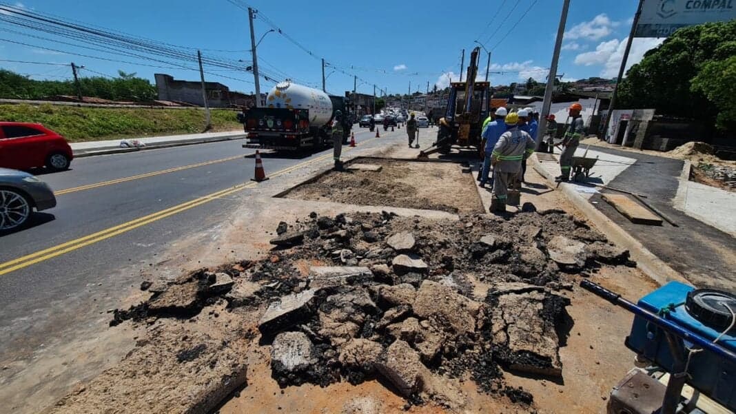 Buraco abre na Avenida Felizardo Moura; trânsito é desviado