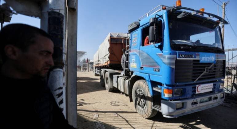 Caminhões com ajuda humanitária entram em Gaza durante trégua entre Israel e terroristas do Hamas