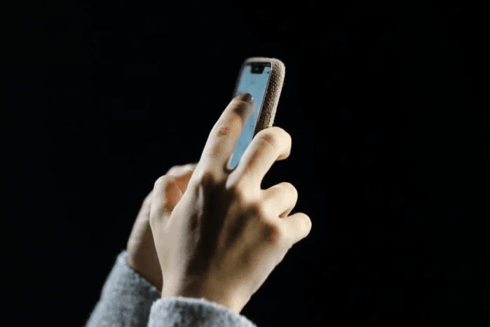 98,9% dos brasileiros com 10 anos ou mais acessam internet pelo celular