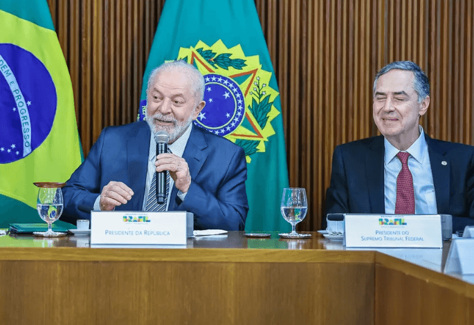 Lula e Barroso se reúnem após aprovação de PEC que limita decisões do STF; Encontro ocorreu no Planalto e não estava previsto na agenda