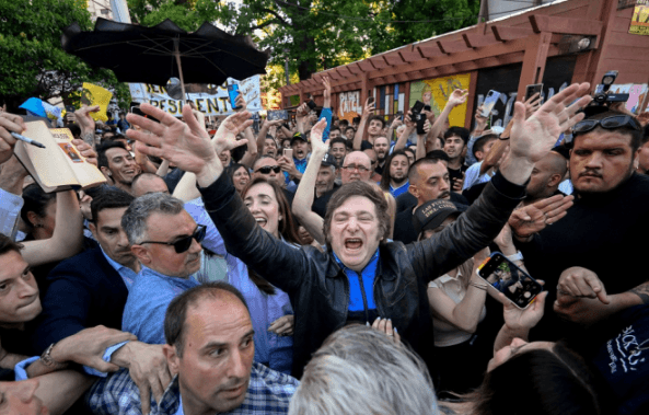 Milei lidera corrida presidencial na Argentina, aponta última pesquisa antes da eleição