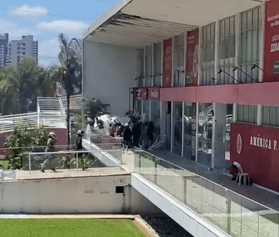 Atos de vandalismo na sede do América, a poucos metros do Comando Geral da PM, são um sinal de total falta de respeito às instituições