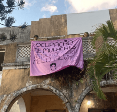 FOTOS: Prédio na esquina da rua Apodi com av. Prudente de Morais é invadido e ocupado pelo MLB e Movimento Olga Benário