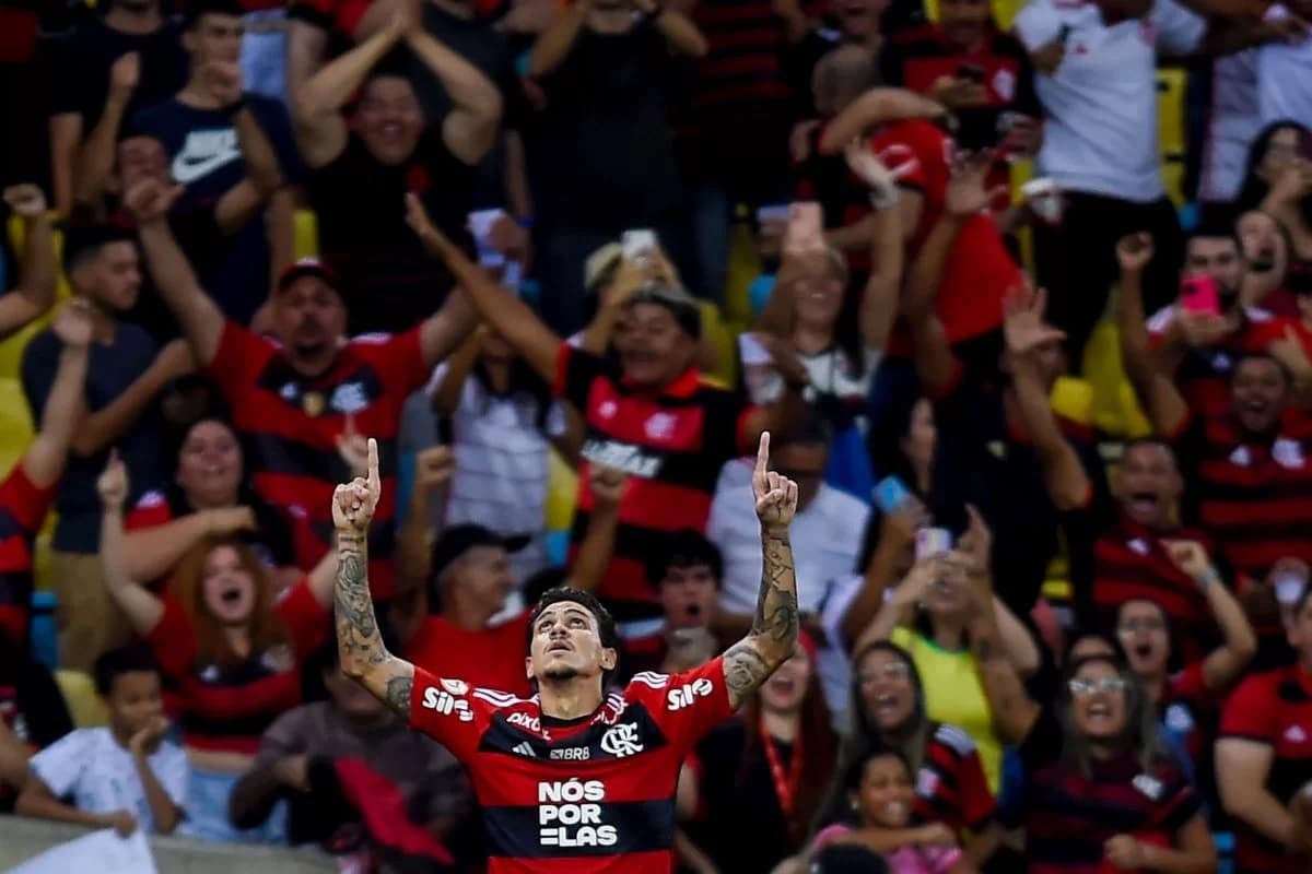Flamengo vence Palmeiras por 3 x 0 e esquenta briga pelo título