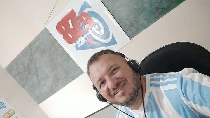 Radialista é morto com golpes de faca na rua de casa no interior do RN