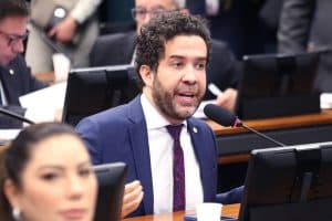 Janones fica isolado na Câmara e deixa esquerda constrangida após suspeita de ‘rachadinha'