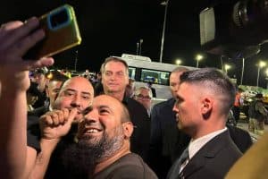 Bolsonaro deve receber tratamento de chefe de Estado em posse de Javier Milei