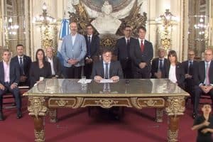 Presidente Javier Milei anuncia ‘megadecreto' com 300 medidas de desregulação da economia