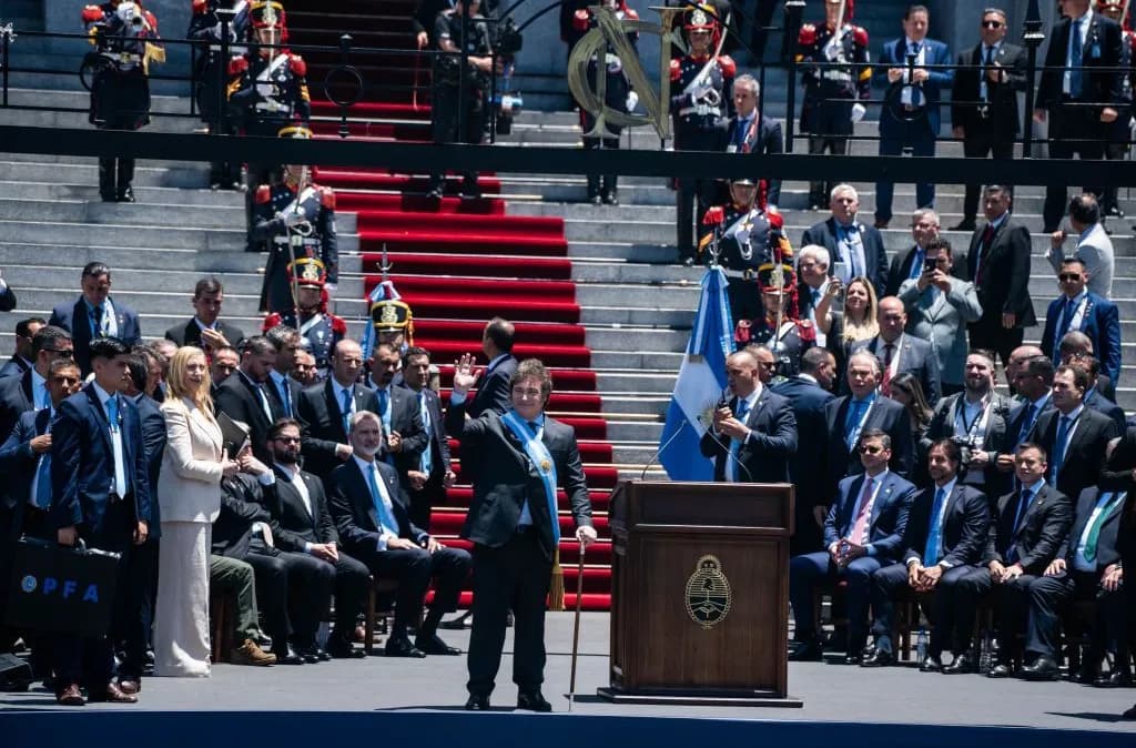 Milei faz hoje primeira reunião ministerial e mira corte de gastos
