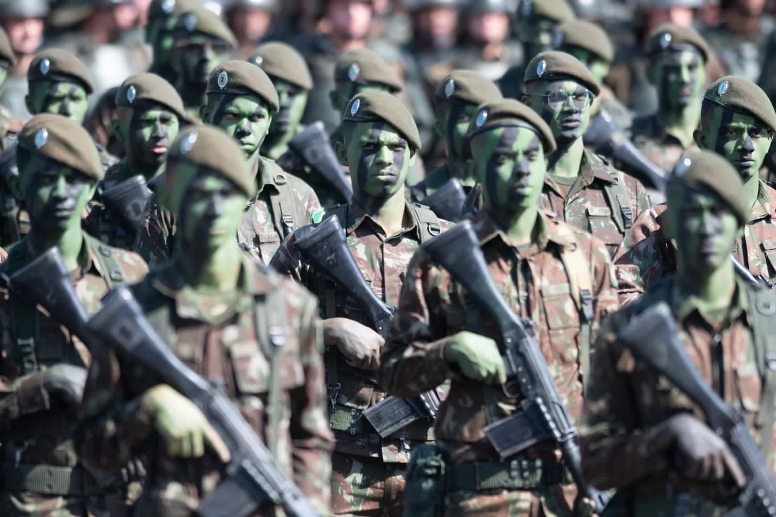 Empresas em nome de laranjas faturam milhões em contratos com Exército