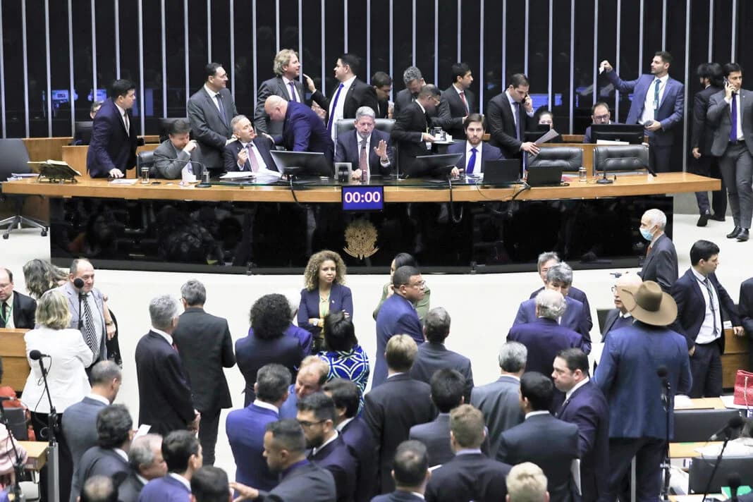 Câmara aprova projeto que proíbe linguagem neutra