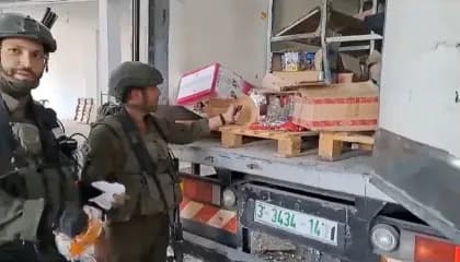 Vídeos mostram soldados israelenses queimando comida e vandalizando lojas em Gaza