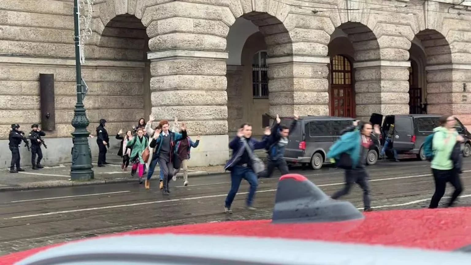 Atirador mata ao menos 10 pessoas em universidade de Praga