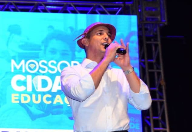 Em Mossoró, prefeito antecipa salários de dezembro e paga com reajustes