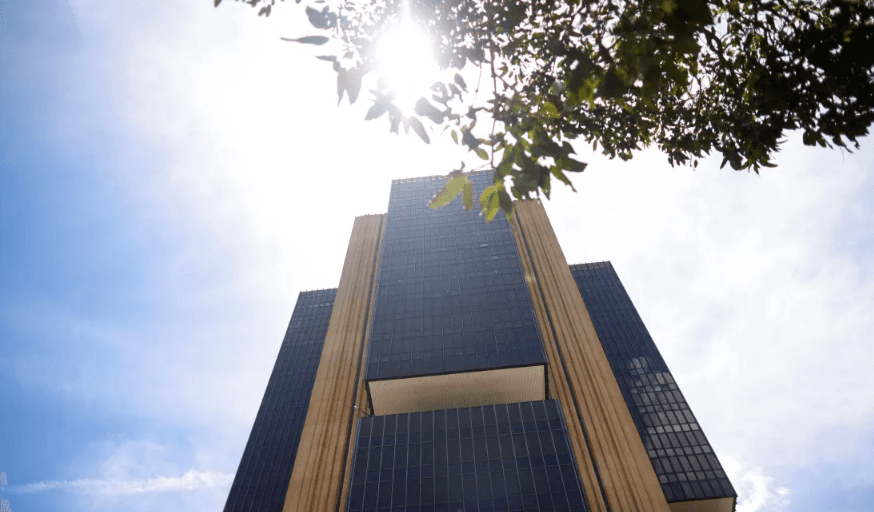 Banco Central mantém plano, reduz juros para 11,75% e indica novos cortes de 0,5 ponto