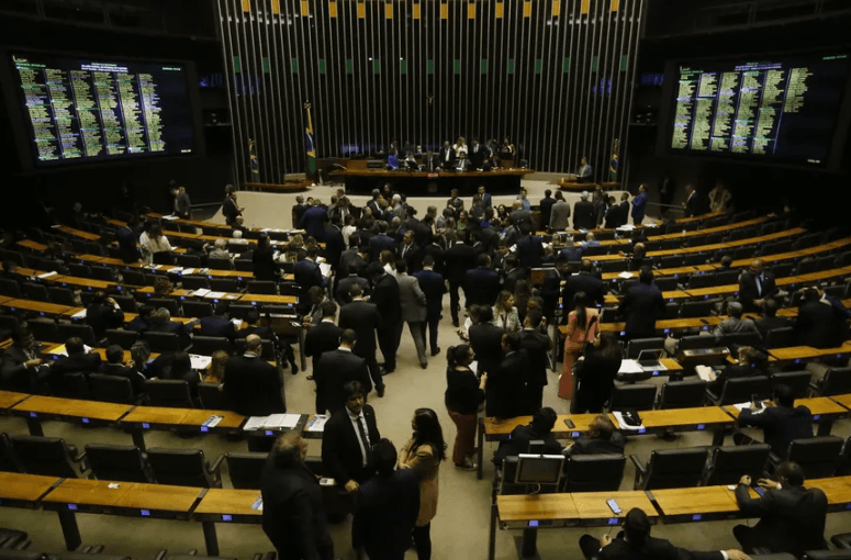 Câmara aprova projeto que criminaliza ‘nudes' criados por inteligência artificial e endurece pena para vazamento de imagens íntimas