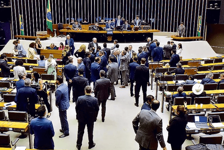 Câmara aprova projeto que aumenta pena de homem que agredir mulher na frente dos filhos