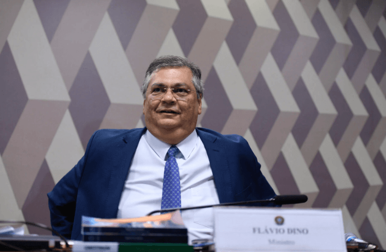 Leis não podem ser declaradas inconstitucionais por decisões monocráticas, diz Dino em sabatina