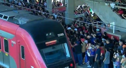 ‘Sacanagem com a cara do pobre': falha na CPTM causa revolta, e mulher desmaia no tumulto