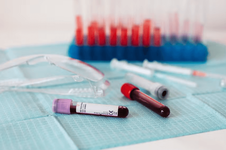 Exame de sangue é a nova promessa da ciência para identificar risco de suicídio em indivíduos com depressão; entenda