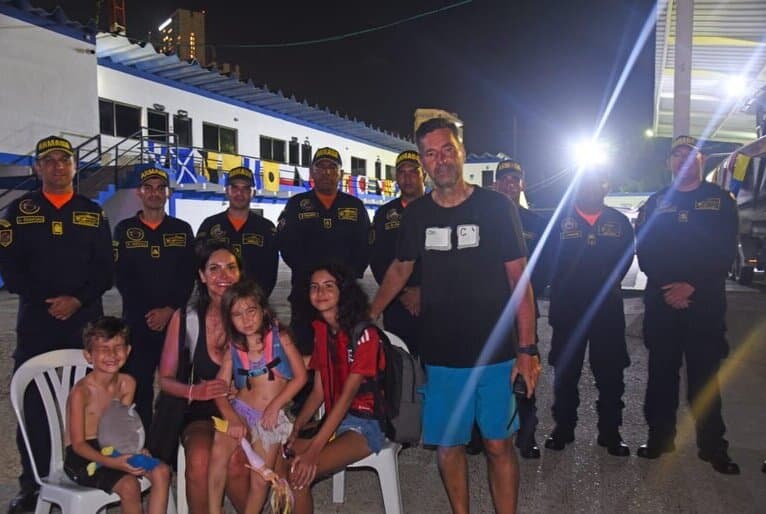 Família brasileira é resgatada após ficar mais de nove horas em bote no mar do Caribe