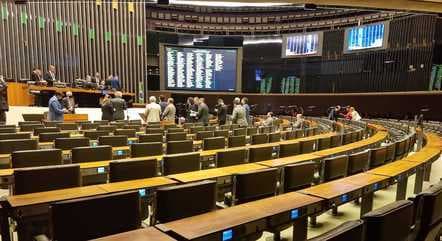 Na madrugada, Câmara aprova projetos que afrouxam controle de licitações e aceleram envio de verba