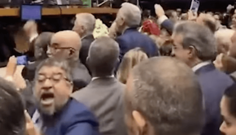 ‘Comigo a porrada canta', diz deputado petista que deu tapa em parlamentar