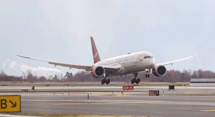 Piloto de avião com 235 passageiros a bordo decide desligar turbina enquanto sobrevoava o Atlântico