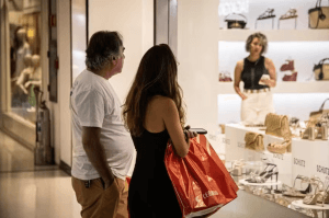 Comércio repete frustração com vendas na Black Friday e tem o pior Natal em 3 anos, aponta Serasa